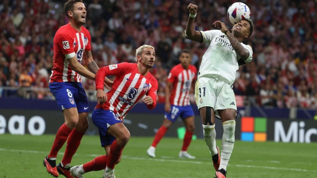 Rodrygo cabecea el balón en el derbi ante el Atlético.