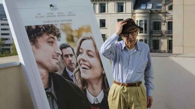 Woody Allen frente a un cartel de su nueva película.