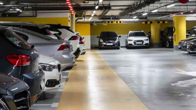 Varios coches aparcados en un garaje.