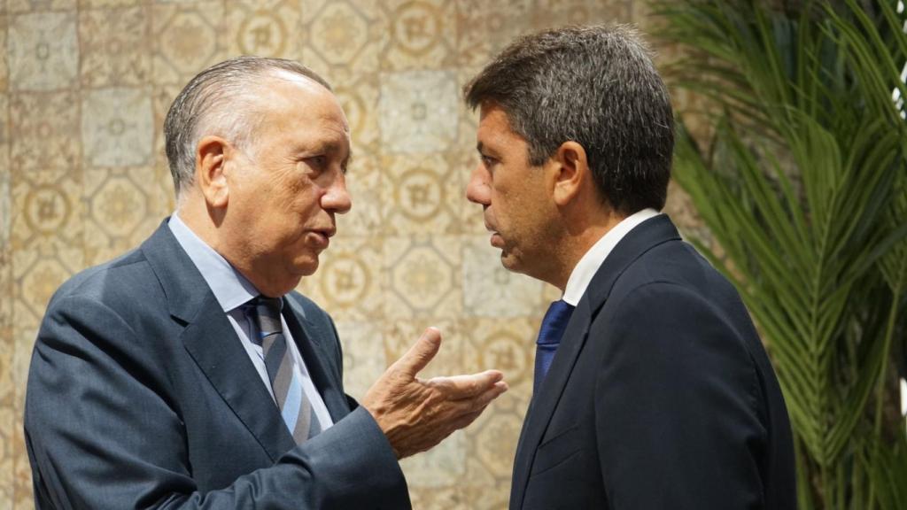 Fernando Roig, presidente de Pamesa, junto a Carlos Mazón, este lunes en Cersaie. EE