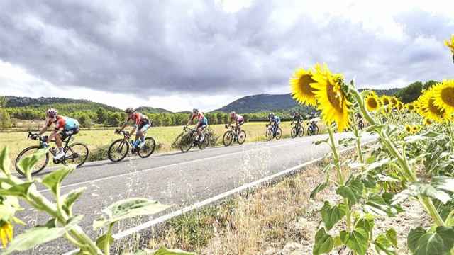 Ciclistas compitiendo en el Xorret del Catí durante la etapa de La Vuelta a España 2023.
