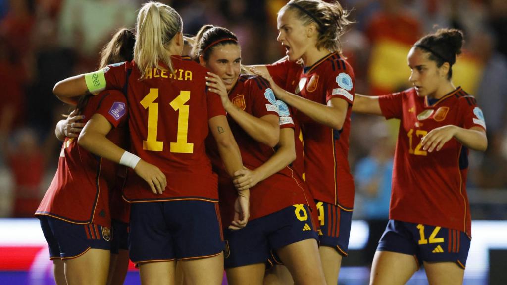 Las jugadoras de la Selección se abrazan celebrando un gol.