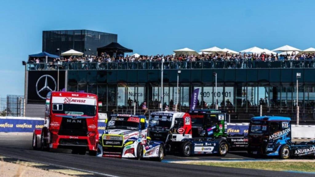 Camiones compitiendo en una carrera del Circuito de Madrid Jarama-RACE.