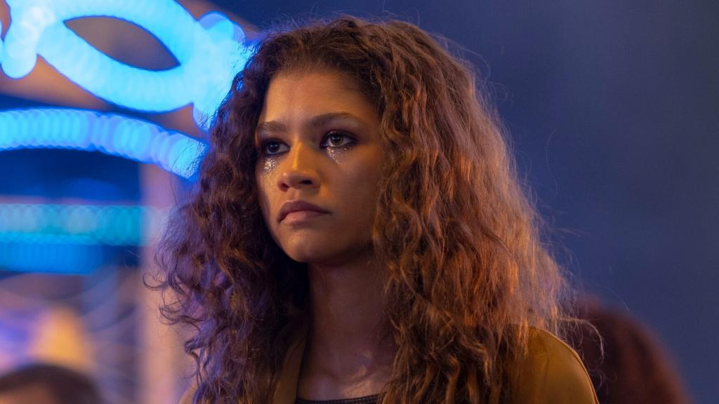 Zendaya luce purpurina como si fueran lágrimas en 'Euphoria'.