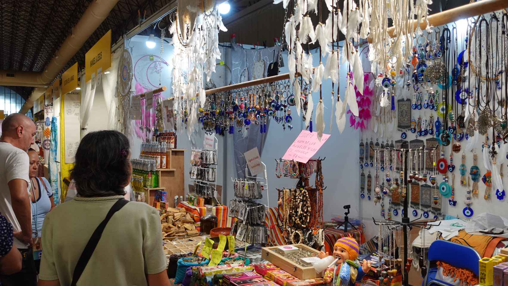 Un puesto de talismanes en la Feria Esotérica.