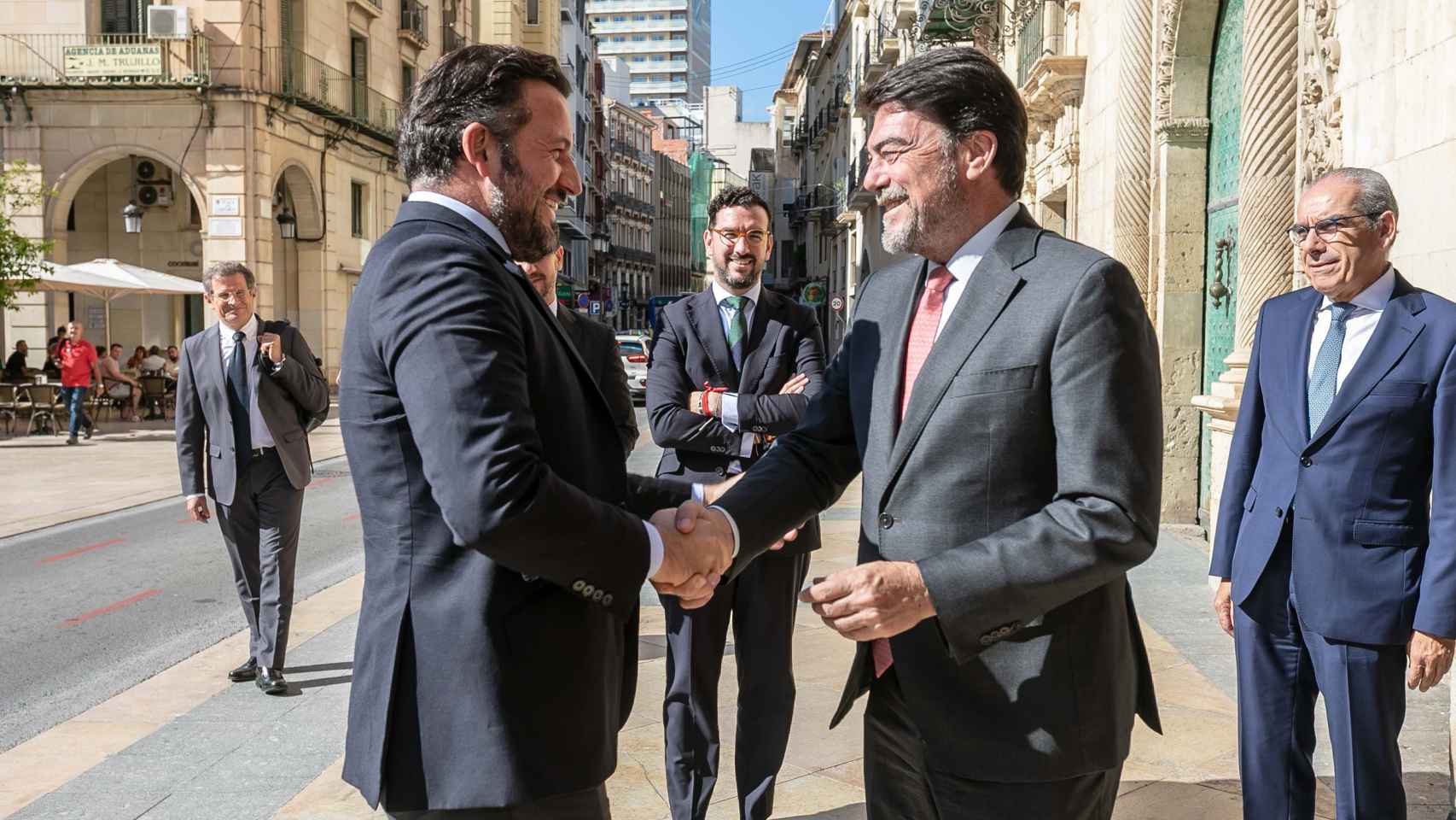 Recibimiento del alcalde de Elche, Pablo Ruz, por parte del alcalde de Alicante, Luis Barcala.