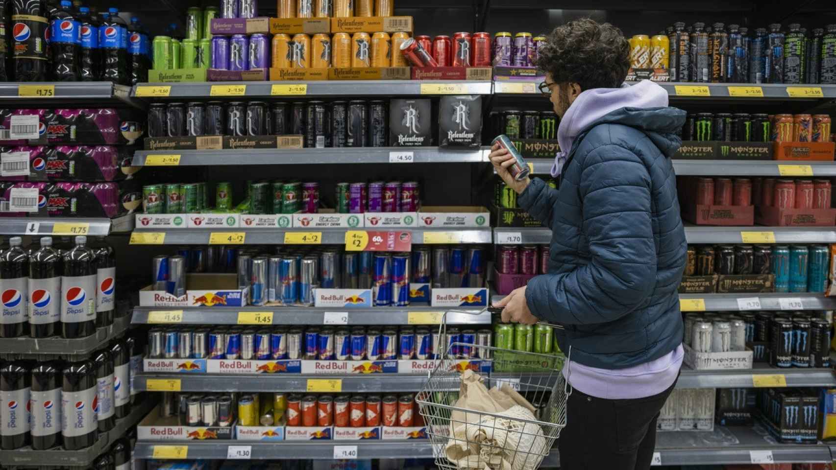 Un consumidor, comprando en un supermercado.