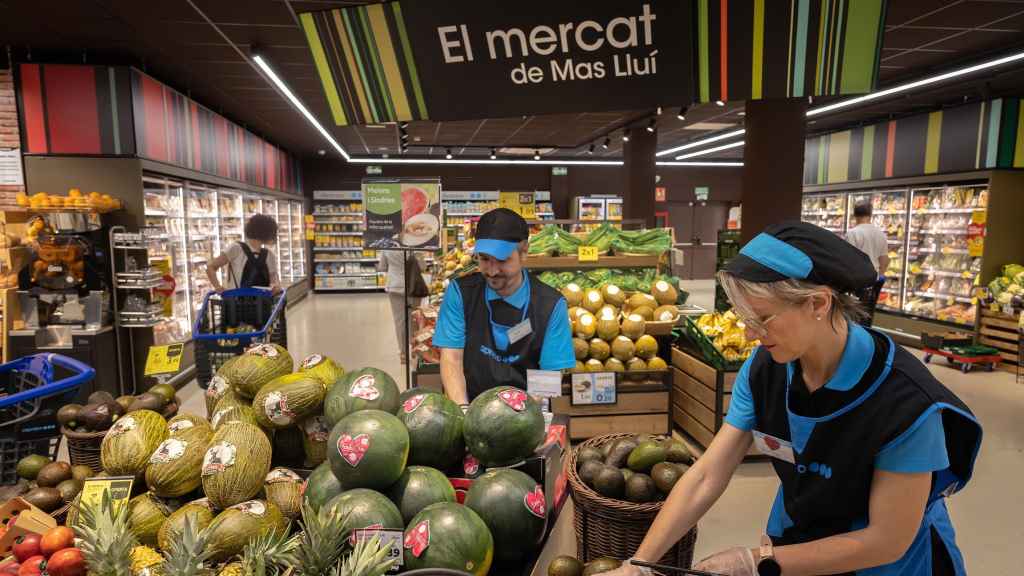 Algunos trabajadores ordenando un supermercado de Barcelona.