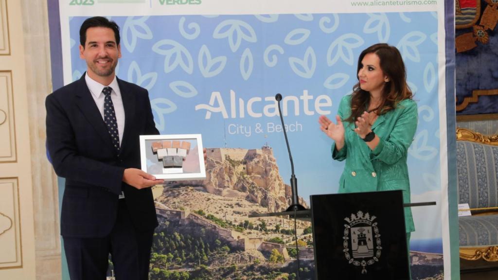 La concejal de Turismo, Ana Poquet, tras dar el galardón a Ángel Rodríguez, del Hotel Melià.