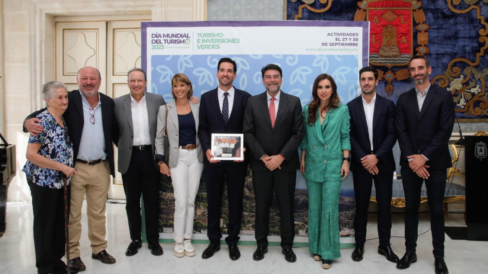 Foto de familia de los premios del Día Mundial de Turismo.