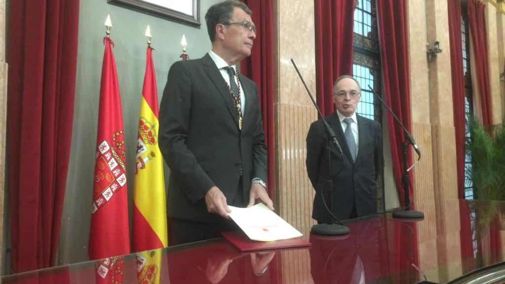 El alcalde, José Ballesta, este martes, junto a Pascual Ignacio Navarro, secretario de estado para la Unión Europea, en el salón de plenos del ayuntamiento donde ha celebrado una recepción oficial a la delegación de la Unión Europea.