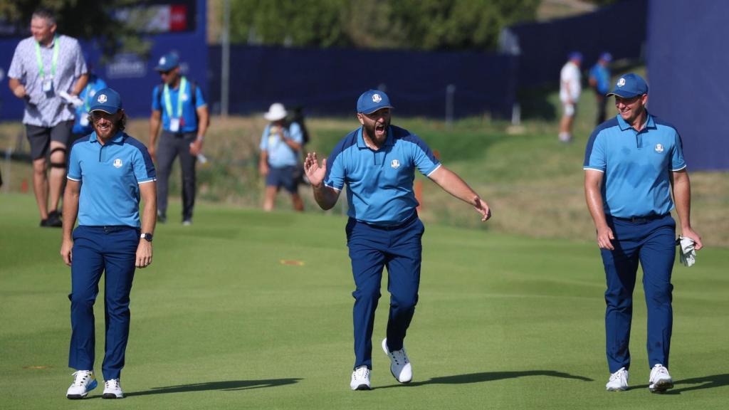 Jon Rahm, en el centro, durante un entrenamiento de la Ryder Cup.