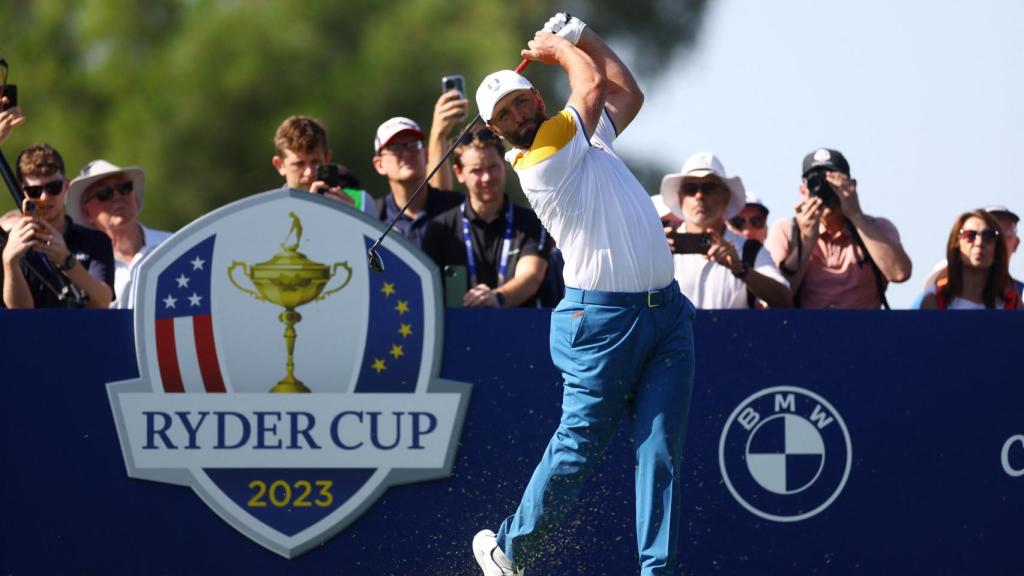 Jon Rahm realiza un golpe en la previa de la Ryder Cup.