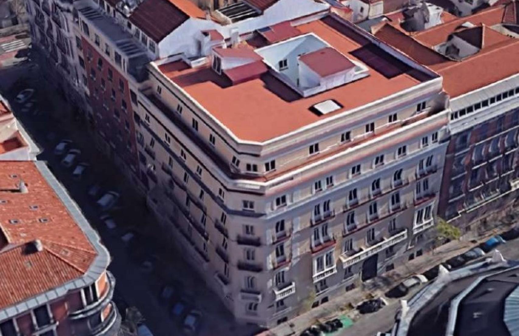 Vista aérea del edificio, en pleno barrio de los Jerónimos.