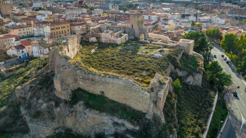 Vistas aéreas del castillo de Elda y la ciudad.