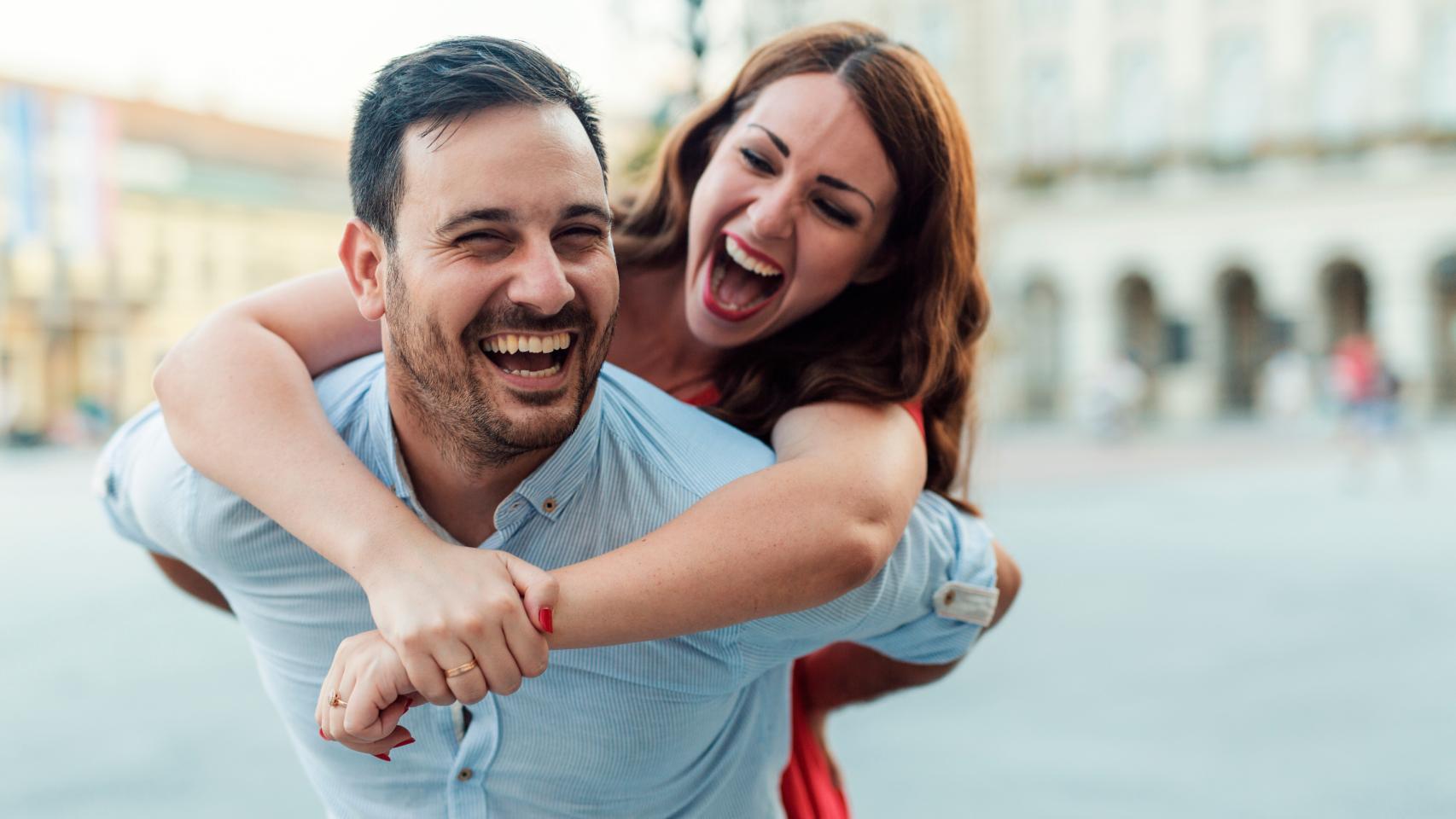 Una pareja disfruta de un rato divertido, en una imagen de archivo.