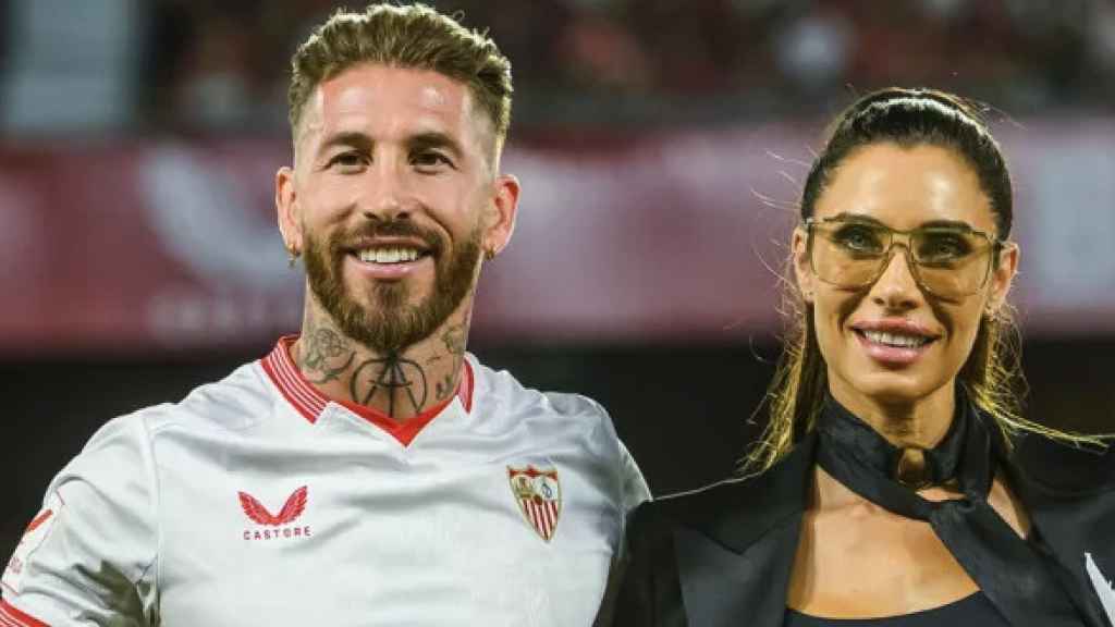 Sergio Ramos, durante su presentación con el Sevilla, junto a Pilar Rubio