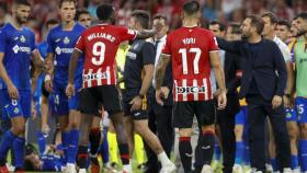 Iñaki Williams señala a José Bordalás en la banda.