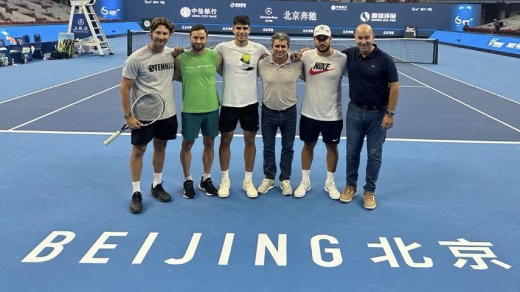 Carlos Alcaraz, junto a su equipo en Pekín