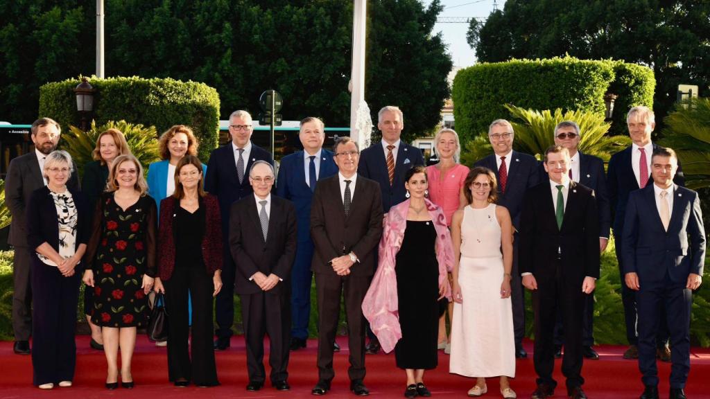 El alcalde de Murcia, José Ballesta (c), junto a la delegación de la Unión Europea que ha sido recibida este miércoles en el Ayuntamiento de la capital del Segura.