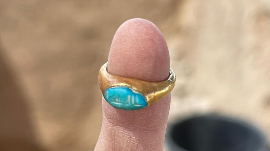 Anillo encontrado durante la excavación