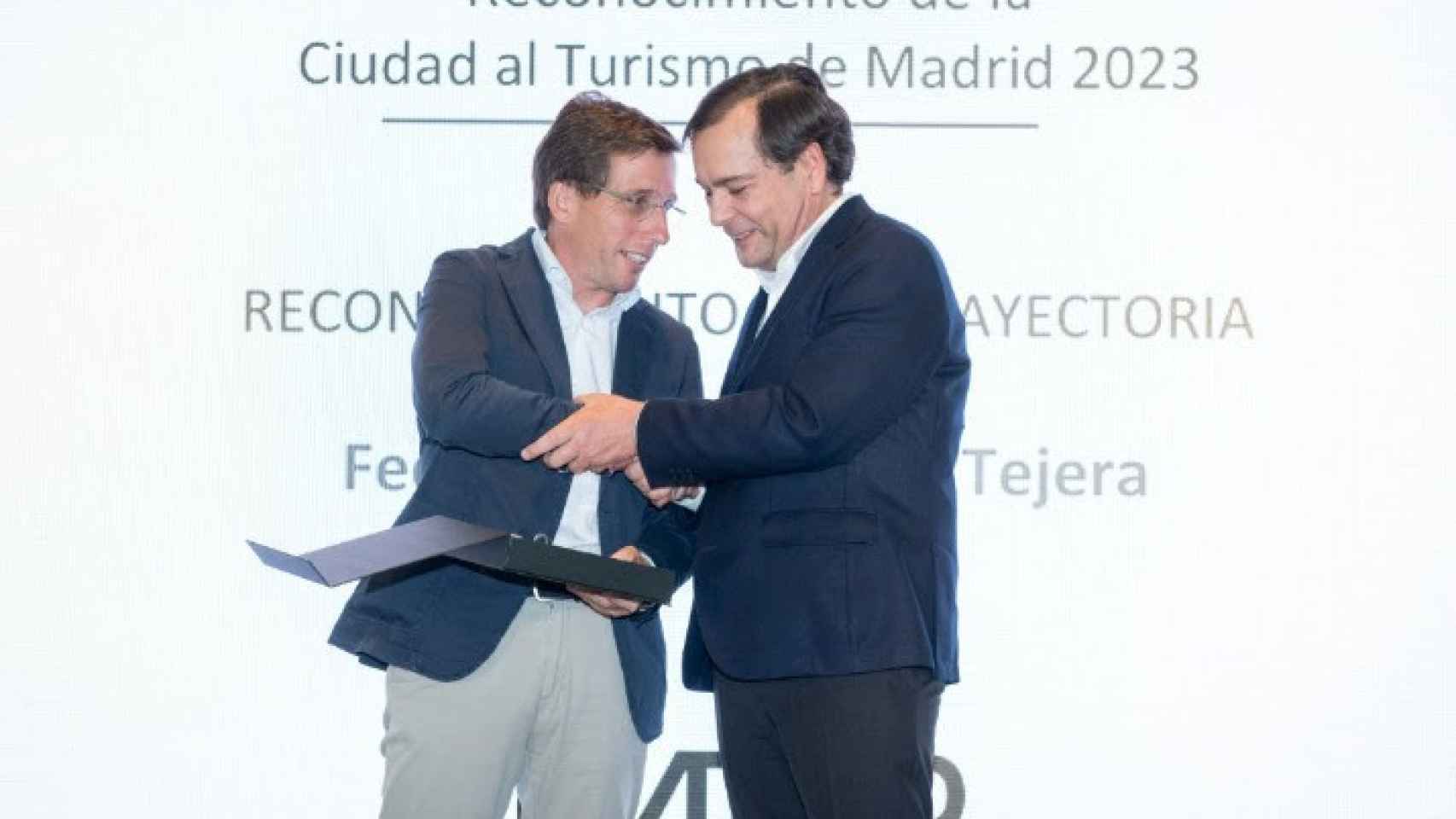 El alcalde de Madrid entregándole el premio a Federico J. González Tejera.