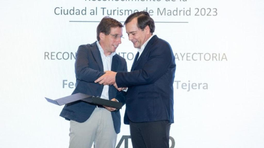 El alcalde de Madrid entregándole el premio a Federico J. González Tejera.