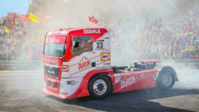 Camión de competición quemando rueda en el Circuito del Jarama – RACE.