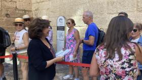 La presidenta del Comité de Empresa, Pepa Babot, repartiendo flyers en la puerta del Museo Picasso de Málaga.