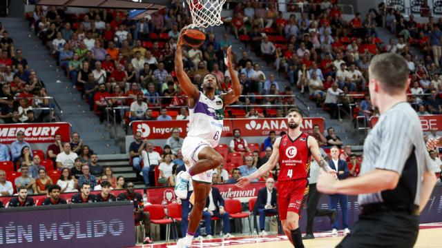 El jugador del Unicaja Kameron Taylor entra a canasta ante Santiago Yusta, del Casademont Zaragoza