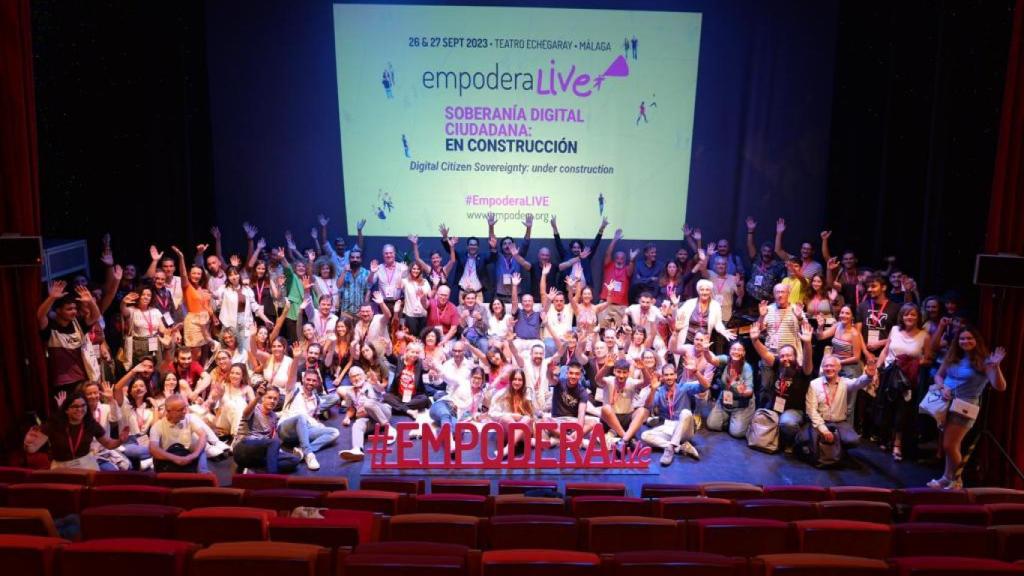 Foto final de familia del congreso #EmpoderaLIVE