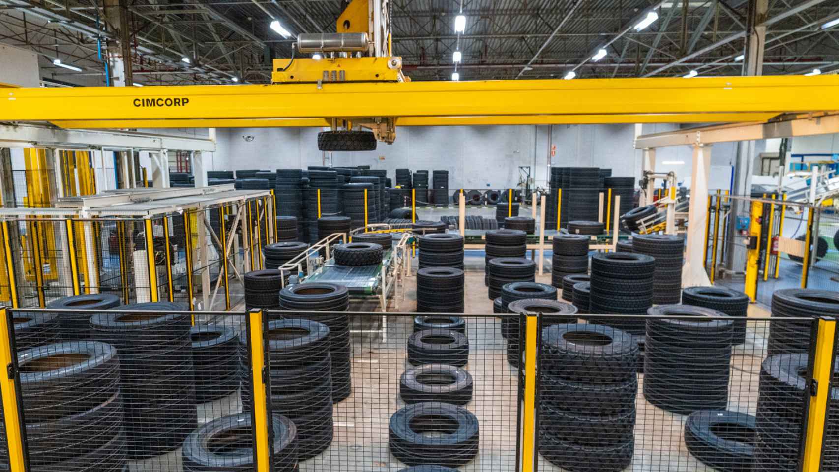 La planta tiene hasta 40.000 neumáticos en stock.