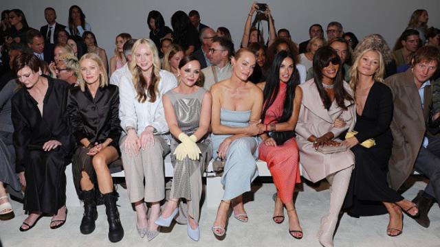 Linda Evangelista, Naomi Watts, Gwendoline Christie, Christina Ricci, Amber Valletta, Demi Moore, Naomi Campbell, Kate Moss and Nikolai von Bismarck en el front row del show de primavera/verano 2024 de Fendi