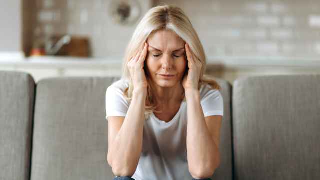 Imagen de archivo de una mujer con dolor de cabeza. Foto: iStock.
