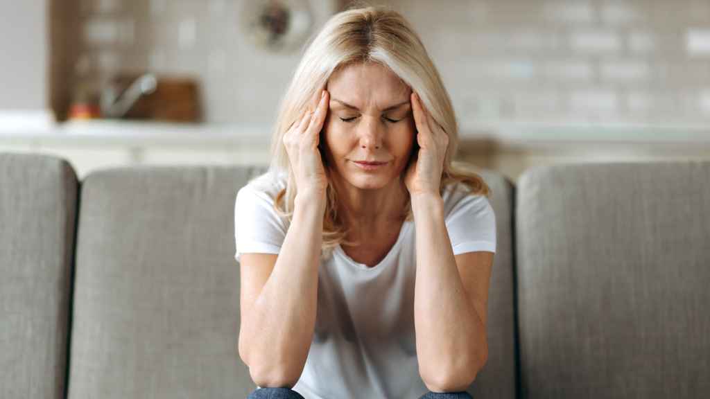 Imagen de archivo de una mujer con dolor de cabeza. Foto: iStock.