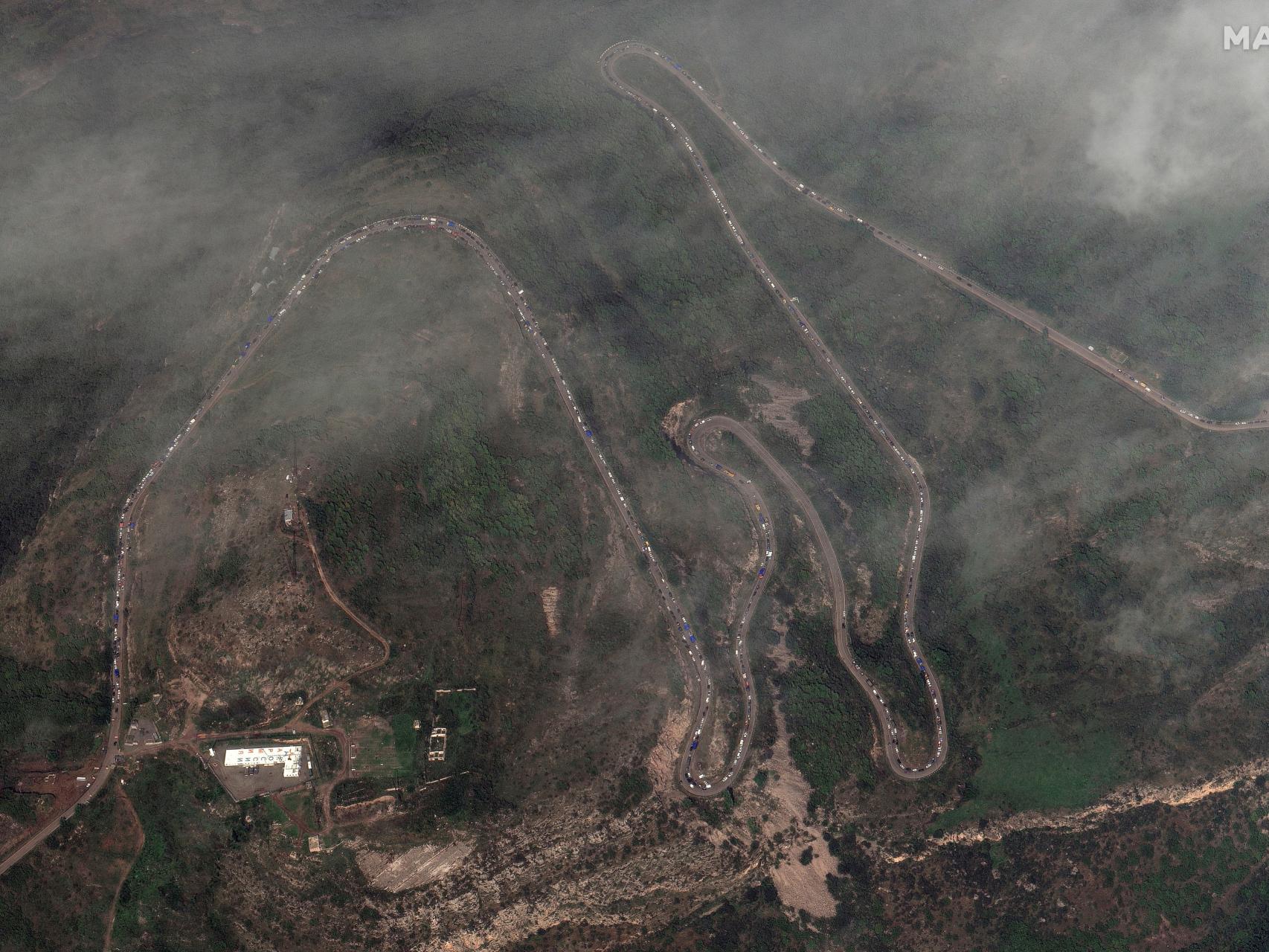 Imagen aérea de las colas de refugiados que quieren abandonar el Alto Karabaj.