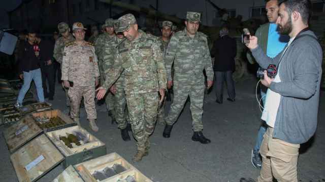 Militares de Azerbaiyán con las armas depuestas por las milicias de Nagorno Karabaj.