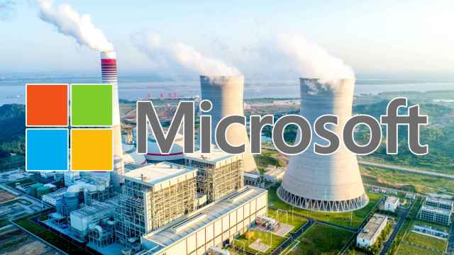 El logo de Microsoft sobre una central nuclear.