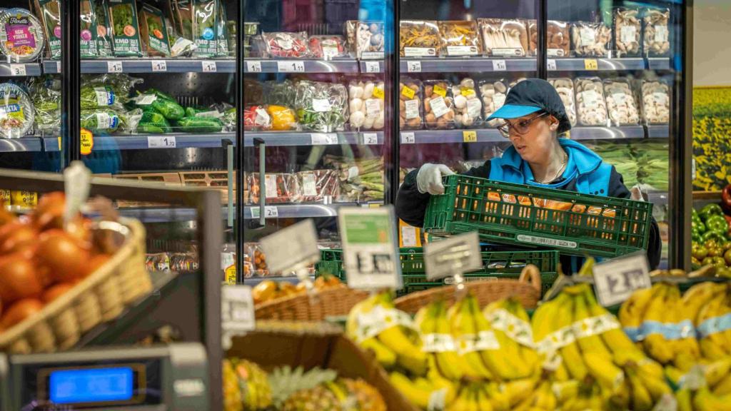 Una trabajadora de un supermercado de España, reponiendo el género.