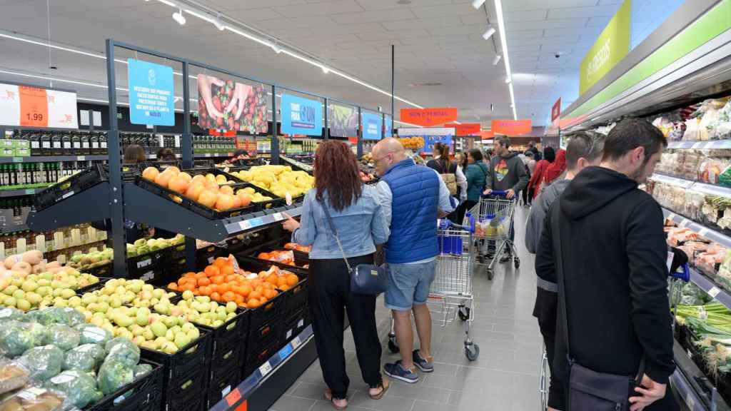 Interior del nuevo supermercado ALDI, en Pontevedra.