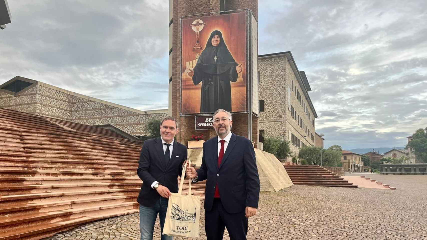 Víctor Manuel Martínez, alcalde de Santomera, en su visita al santuario que Madre Esperanza tiene en  Collevalenza.