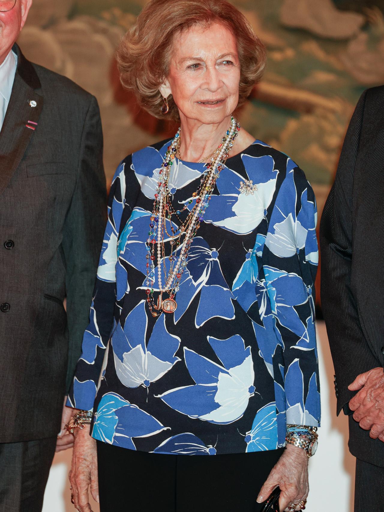 La reina Sofía lució varios collares sobre la blusa.