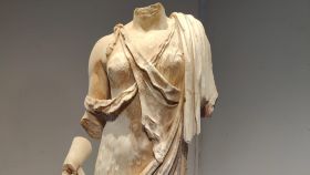 Estatua femenina de mármol de época romana.