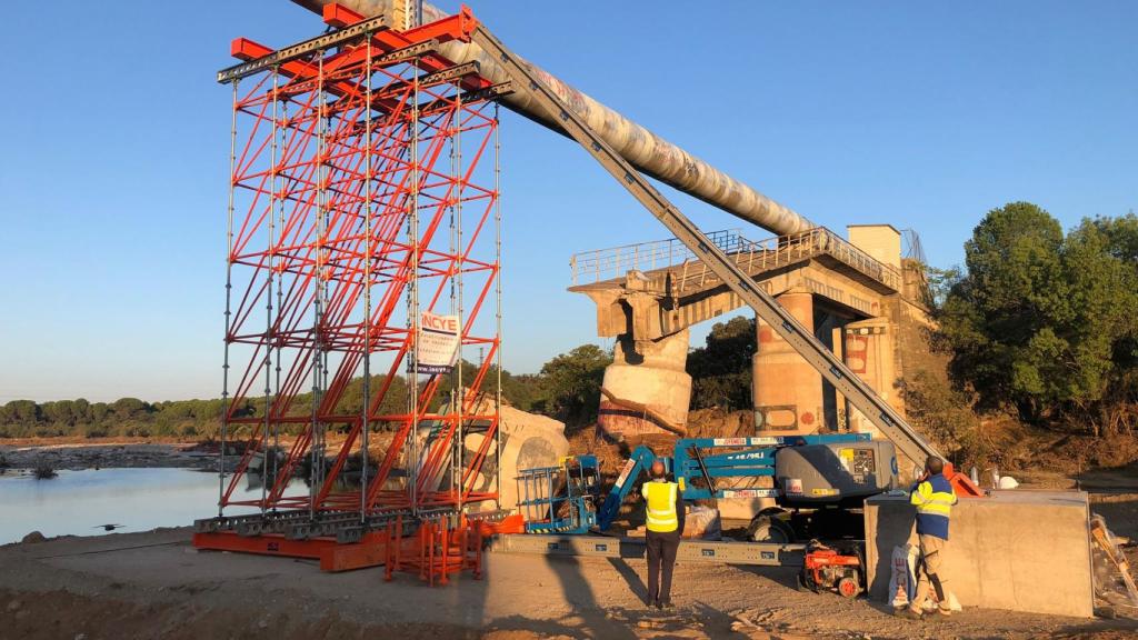 Maniobras de instalación de la torre de apeo.