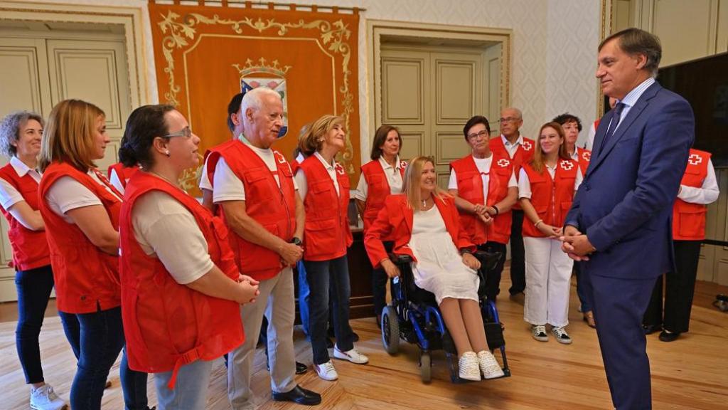 El alcalde de Salamanca dialoga con los voluntarios de Cruz Roja