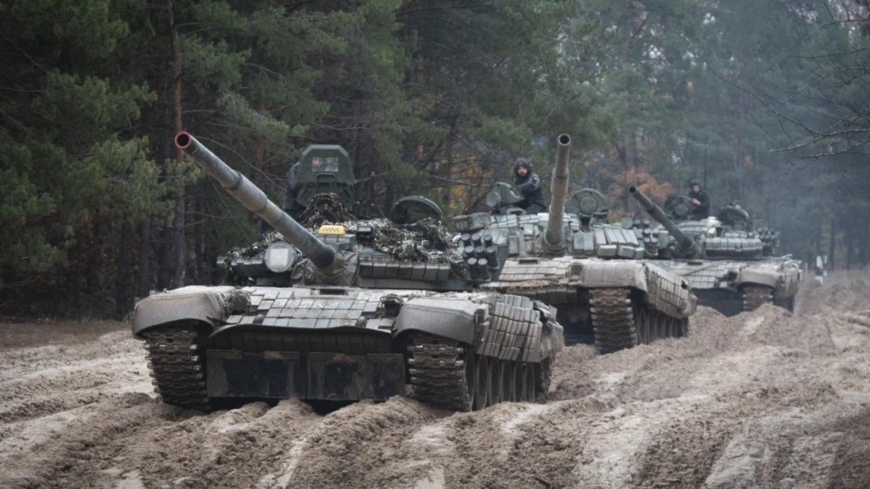 Soldados ucranianos en tanques rusos T-72 capturados.