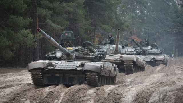 Soldados ucranianos en tanques rusos T-72 capturados.