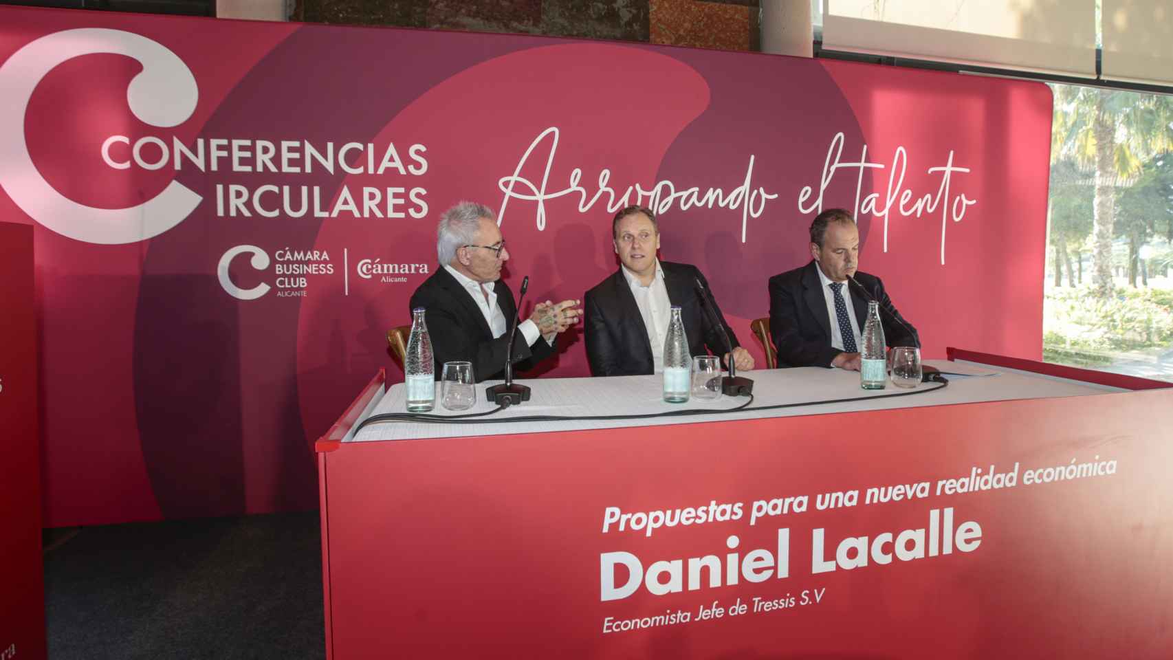 Jesús Navarro presenta a Lacalle, junto al presidente cameral, Carlos Baño.