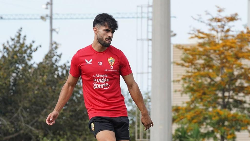 Arnau Puigmal, jugador del Almería, durante un entrenamiento.