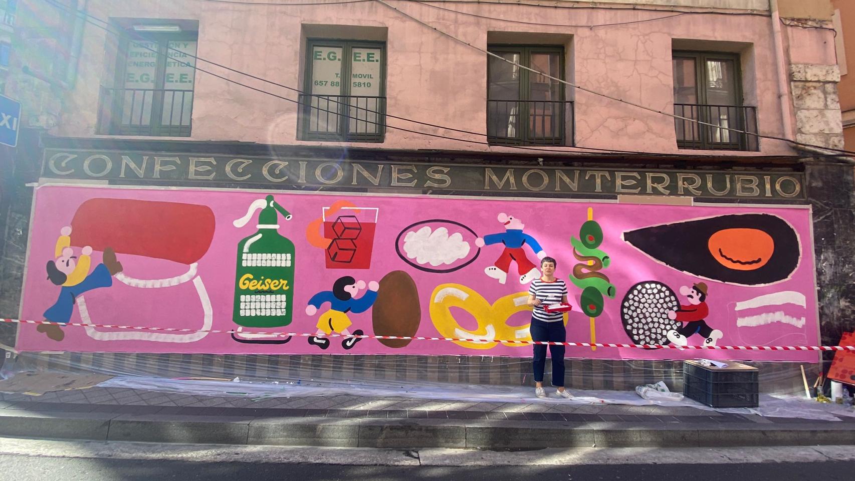 Sara Marcos con su mural 'De tapas por Valladolid'